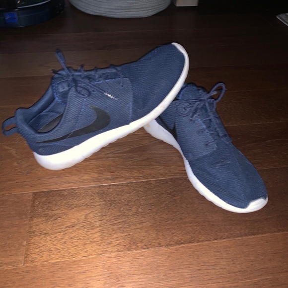 Nike Roshe Shoes - Picture 2 of 4